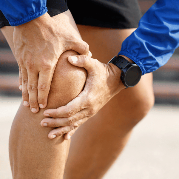 Especialista en rodilla. Persona tomando su rodilla por una molestia o dolor.