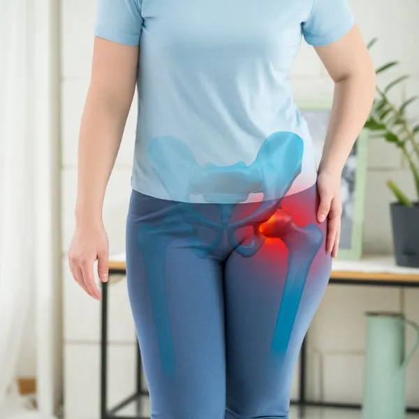 Especialista en cadera. Mujer con molestia en cadera mientras está en su casa.