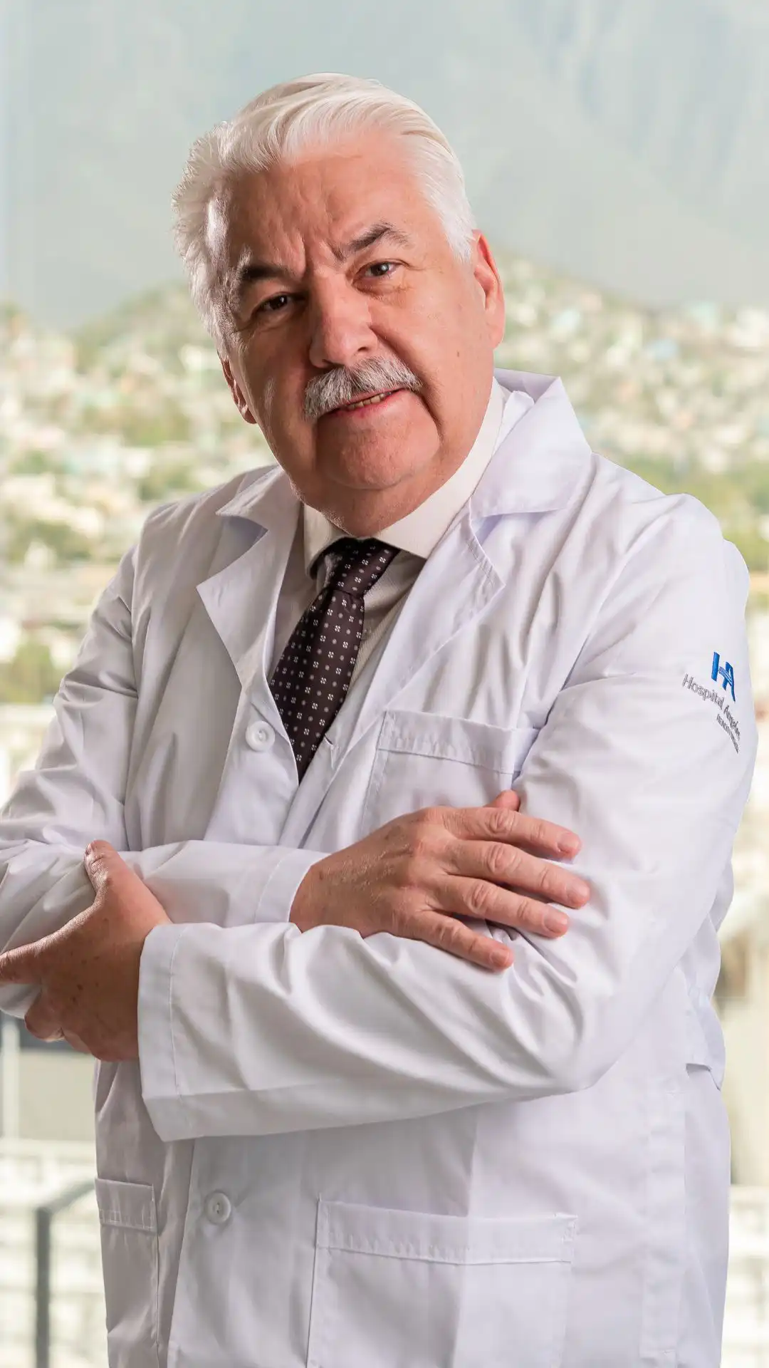 Dr. Raúl López Solis con vata médica. ¿Por qué elegir al Dr. Raúl López Solis?