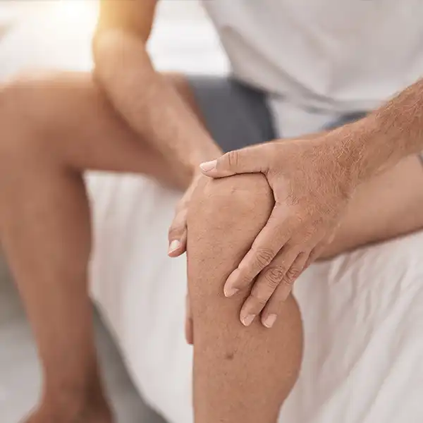 Hombre con molestia en su rodilla que puede necesitar artroscopia de rodilla