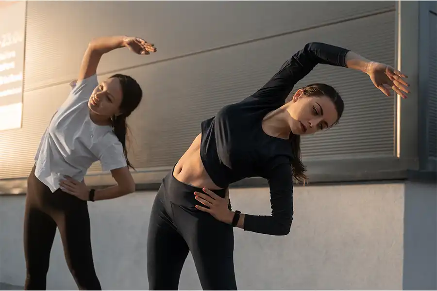Mujeres haciendo ejercicio moviendo su cadera
