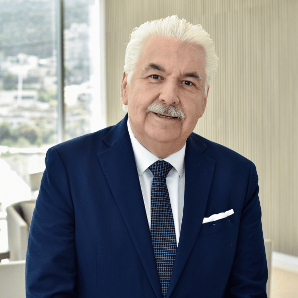 Hip surgeon Dr. Raul Lopez Solis